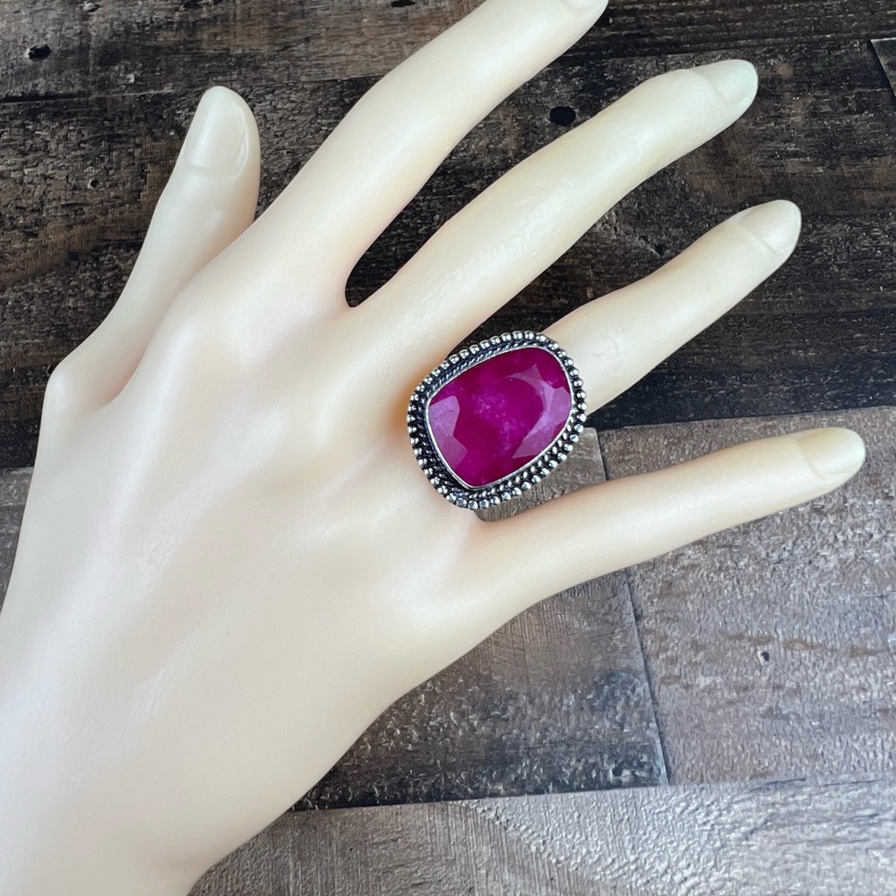 New Enhanced Ruby Faceted Stone Silver Overlay Ring Size 7.75 - Picture 2 of 10